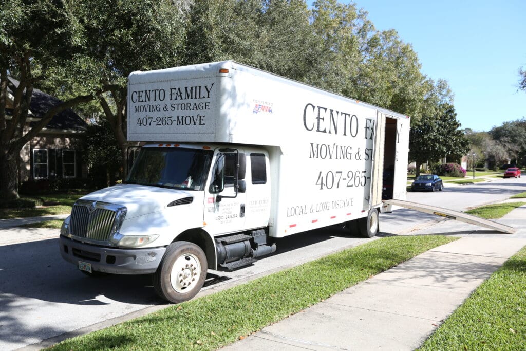 Camion de déménagement et de stockage de la famille Cento garé