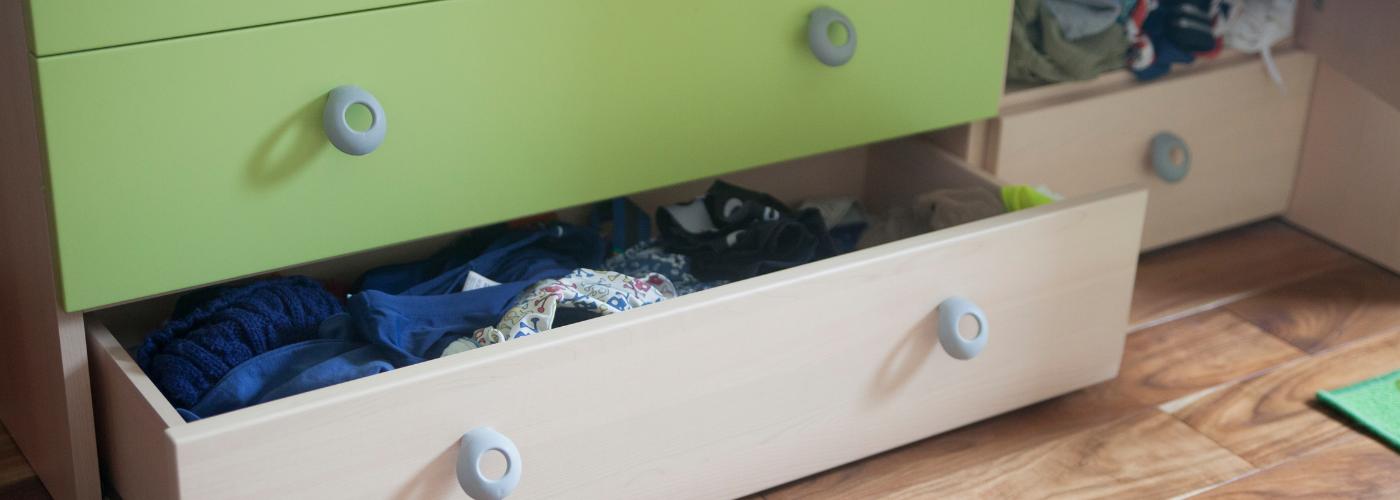 Les entreprises de déménagement emballent-elles les vêtements dans les tiroirs ?