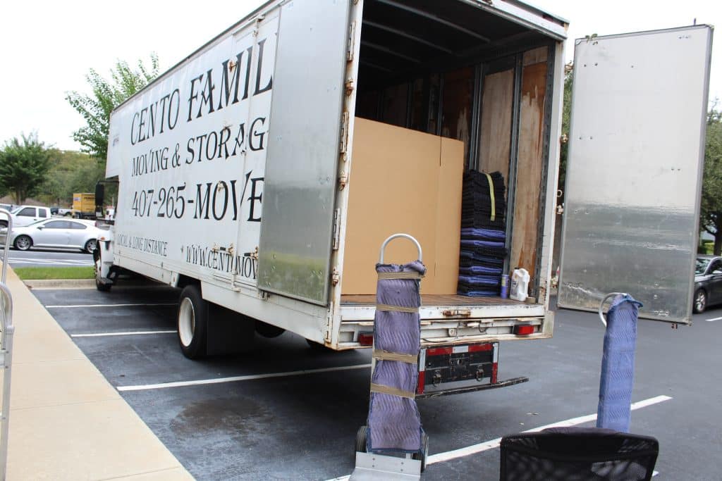 Camion de déménagement Cento déménageant un bureau commercial